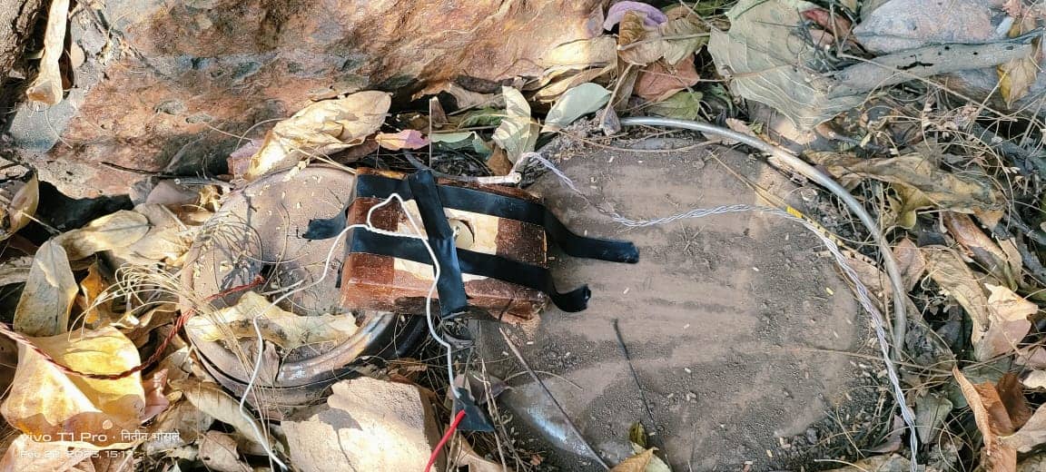 नक्सलियों की योजना विफल, पैसरा जंगल से बम बरामद, बम निरोधक दस्ते ने किया डिफ्यूज