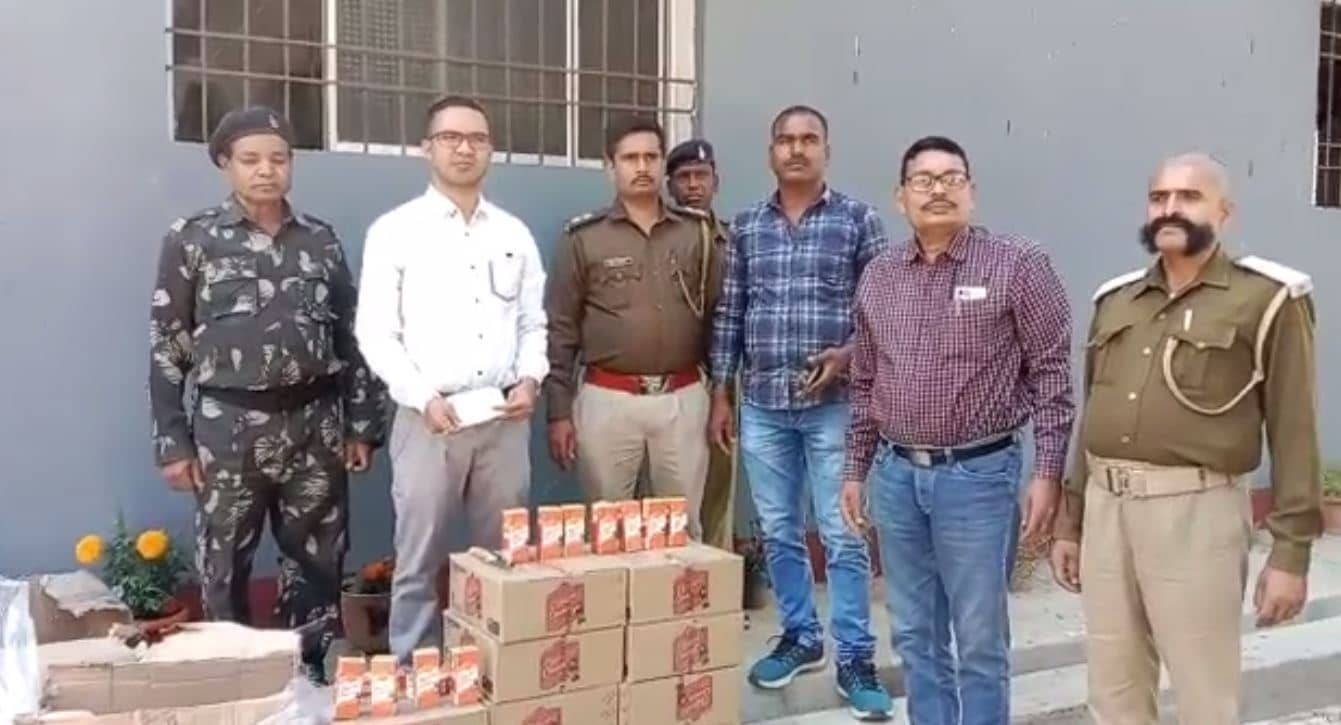 देवघर में उत्पाद विभाग की बड़ी कार्रवाई, यात्री बस से भारी मात्रा में अवैध शराब बरामद