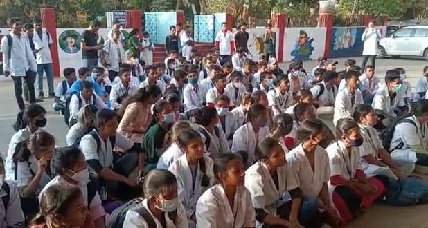 रिम्स में एक बार फिर से हंगामा, पारा मेडिकल छात्रों ने अपनी सुरक्षा को लेकर अधीक्षक कार्यालय के बाहर दिया धरना