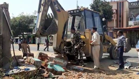 दुमका: सड़क पर नाश्ता दुकान चलाना पड़ा महंगा,  सीओ ने जेसीबी लगा तुड़वाया दुकान
