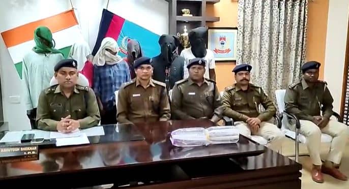 चाईबासा पुलिस को मिली बड़ी सफलता, भाकपा माओवादी नक्सली संगठन के आधा दर्जन नक्सली विस्फोटक सामग्री के साथ गिरफ्तार