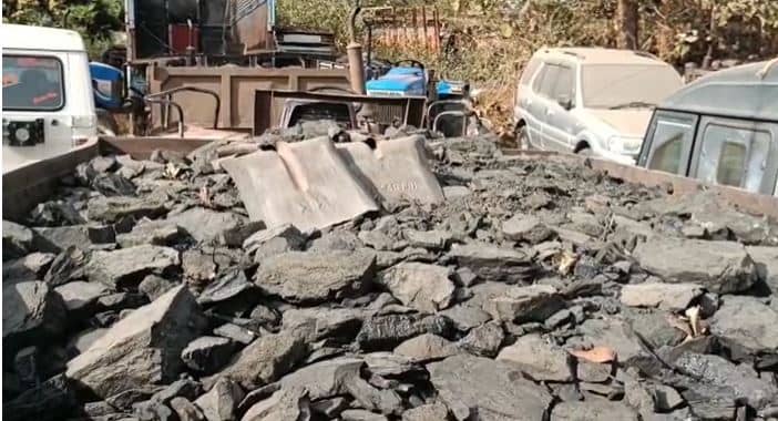 लोहरदगा पुलिस की बड़ी सफलता, अवैध कोयला लदा चार ट्रैक्टर जब्त, चार गिरफ्तार