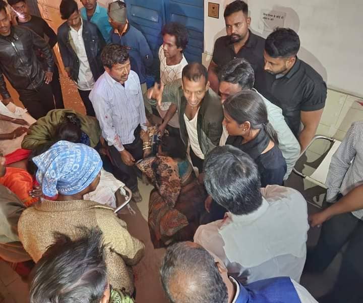 विधायक प्रतिनिधि हत्याकांड को लेकर आक्रोशित ग्रामीणों ने किया सड़क जाम, सीसीएल का ट्रांंसपोर्टिंग घंटों रहा प्रभावित