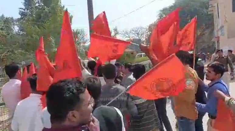 ABVP कार्यकर्ता और केंद्रीय मंत्री आर के सिंह के बीच विवाद, छात्रों ने जमकर की नारेबाजी 
