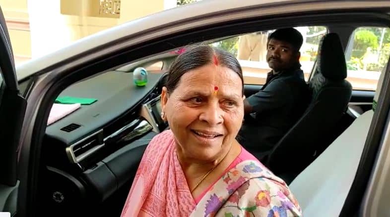 बोली राबड़ी देवी- लालू जी से डरती है केंद्र सरकार इसलिए सरकारी एजेंसियों के माध्यम से करती है परेशान