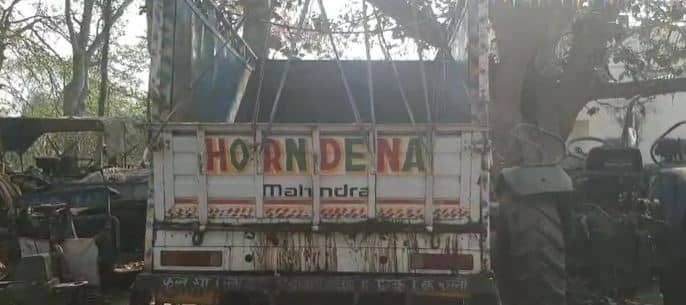 पशु तस्करी के खिलाफ दुमका पुलिस की बड़ी कार्रवाई, आधा दर्जन गोबंशीय पशुओं से लदा मिनी ट्रक जब्त