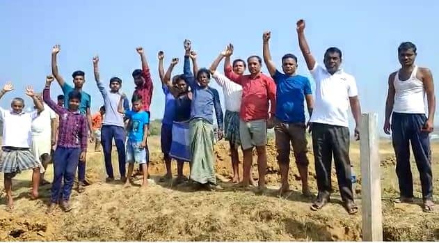 दुमका: ग्रामीणों ने रोका हवाई अड्डा के घेराबंदी का काम, सीओ और भवन निर्माण विभाग के अभियंता के समझाने के बाद वापस लिया आंदोलन