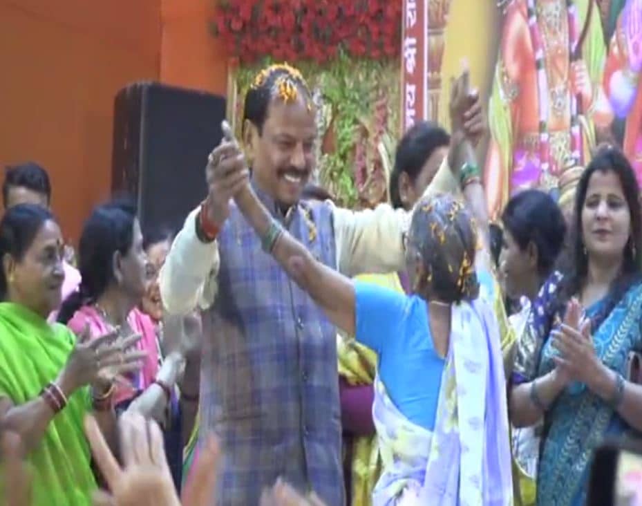 जमशेदपुर : राम कथा के दौरान होली के भजनों पर झूमते नज़र आए पूर्व मुख्यमंत्री रघुवर दास !