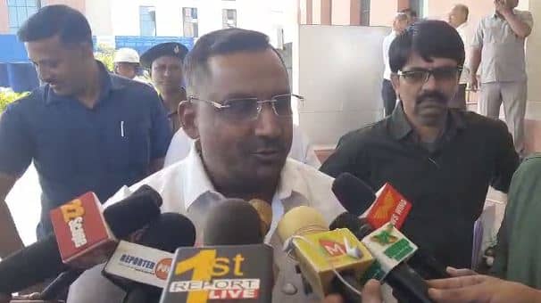 डॉक्टरों पर हो रहे हमले को लेकर स्वास्थ्य मंत्री बन्ना गुप्ता के अटपटे बोल, कहा- एक व्यक्ति पर हमला से कानून व्यवस्था पर सवाल खड़ा नहीं होता