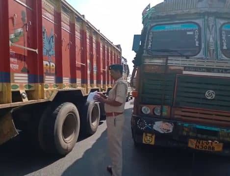 चेक नाका पर जांच के दौरान बिना चालान गिट्टी  व मोरम ग्रेवुल लदे दो ट्रक जब्त