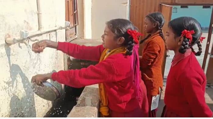 लोहरदगा के सरकारी विद्यालयों में मिलने वाले बासी भोजन से विद्यार्थी परेशान, खाने से तबीयत बिगड़ने के साथ-साथ पेट दर्द की  समस्या