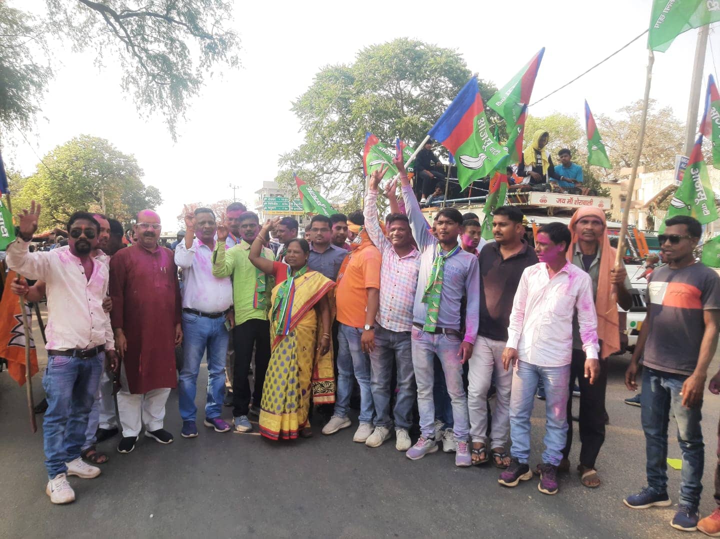 गिरिडीह: रामगढ़ उपचुनाव जीत के बाद एनडीए गठबंधन ने निकाला जुलूस, एक साथ मनाई गई होली और दिवाली