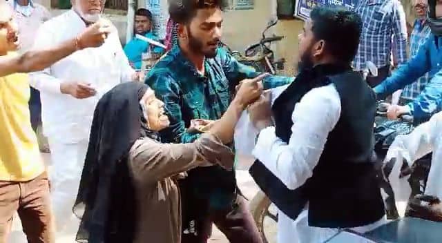 दुमका : कोर्ट परिसर बना रणक्षेत्र, पत्नी ने कर दी पति की धुनाई, देखिए वीडियो