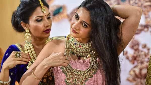 आपके घर में रखी गोल्ड ज्वेलरी किसी कीमत की नहीं रह पाएगी, जानिए सरकार ने क्या बनाया है नया नियम