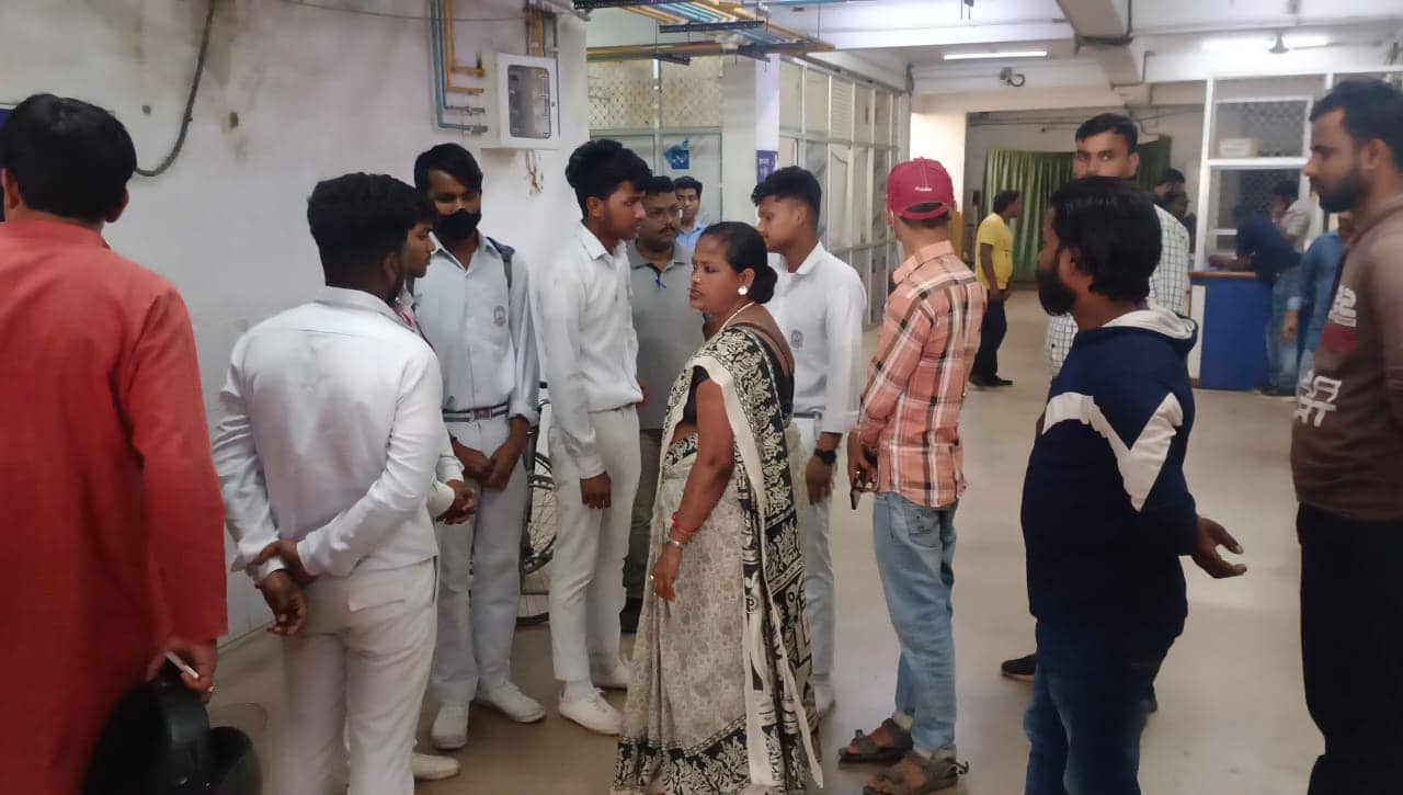 Dhanbad : चलती स्कूल बस से सड़क पर गिरा छात्र, हो गई मौत, जानिए कैसे घटी घटना