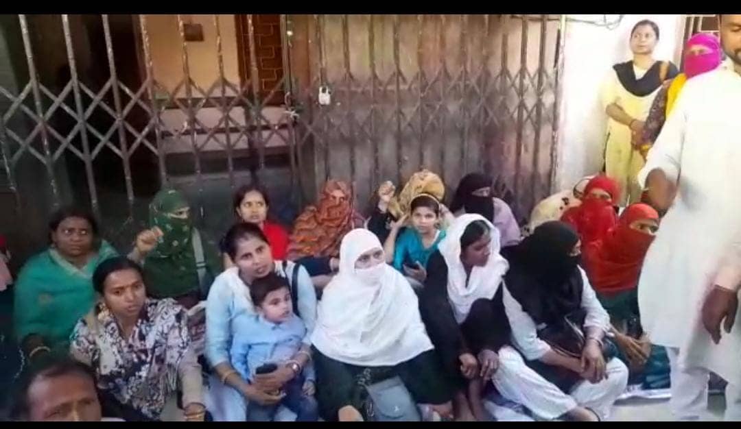वेतन नहीं मिलने से नाराज शिक्षकों ने डीपीओ कार्यालय में की तालाबंदी, वेतन भुगतान होने तक धरना पर बैठे रहने की दी चेतावनी