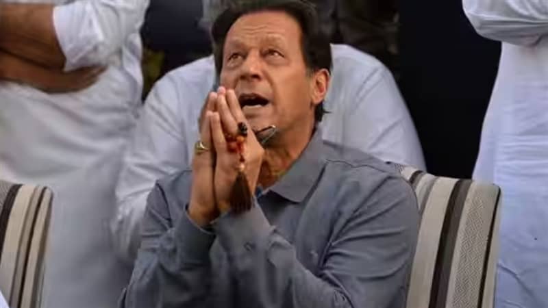 कभी भारत को आंख दिखाने वाले पाकिस्तान के इमरान खान अब भागे फिर रहे हैं, कभी भी हो सकते हैं गिरफ्तार,जानिए