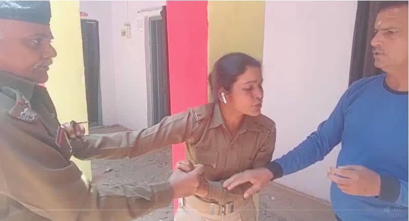 जब सरेआम महिला सिपाही ने पकड़ लिया जवान का कॉलर और घसीटते हुए ले आयी थाने, जानें क्या है पूरा मामला.......