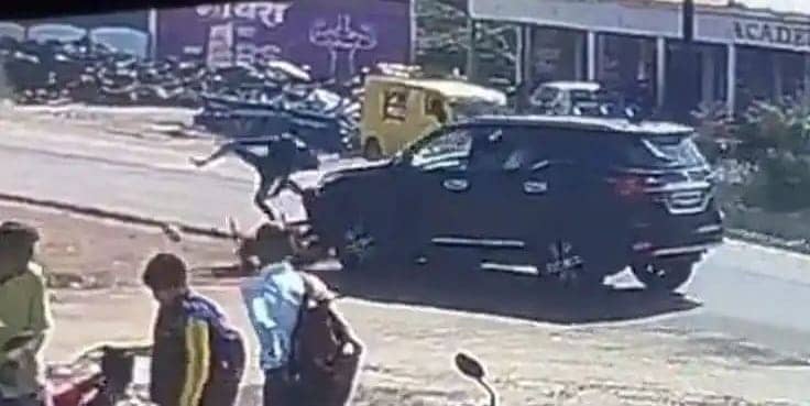 कांग्रेसी नेता दिग्विजय सिंह की गाड़ी ने बाइक सवार को मारी जोरदार टक्कर, जानिए क्या हुआ उसके बाद