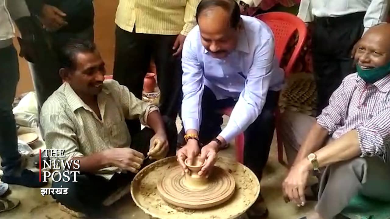 कुम्हार के घर पहुंचे पूर्व सीएम रघुवर दास, चाक चलाकर खुद बनाया दीया और कुल्हड़