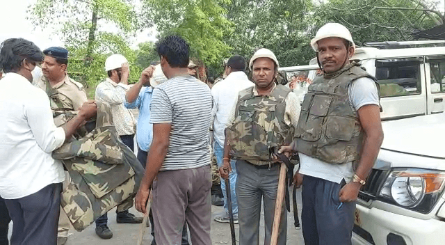 खदान से अब तक नहीं निकले लूटेरे, अब पुलिस खोज में जाएगी खदान के भीतर