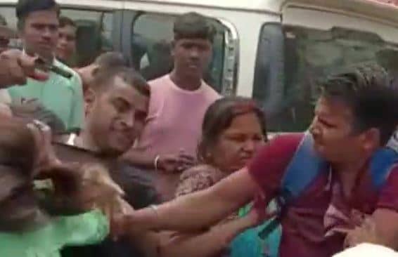 प्रेमिका को प्रेमी से मिलना पड़ा महंगा, परिजन ने बीच सड़क पर कर दी धुनाई, वीडियो वायरल