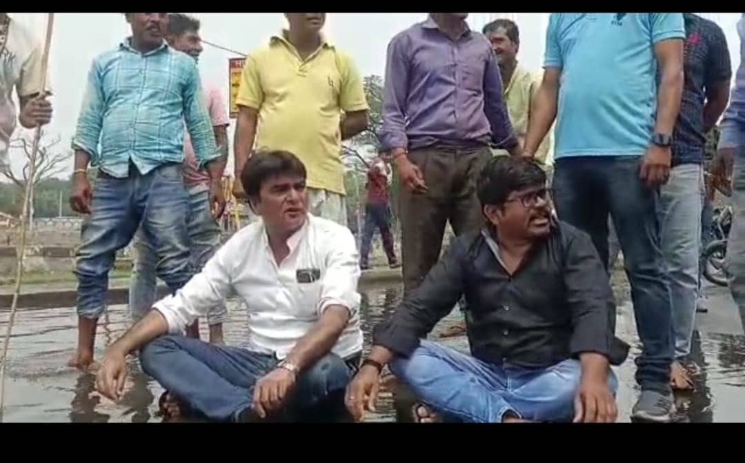 यह कोई तालाब नहीं, धनबाद के सिटी सेंटर से बरवाअड्डा वाली सड़क है, हाल देखकर कर आप भी चौंक जाएंगे