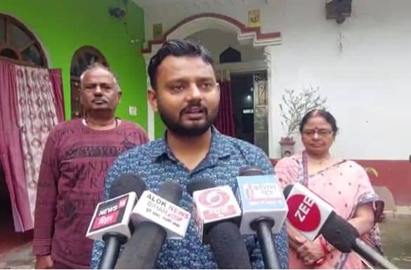 विश्व गौरैया दिवस : विलुप्त होने के कगार पर है बिहार का राजकीय पक्षी गोरैया, बिहार का ये युवक लंबे समय से कर रहा है संरक्षण, जानिए