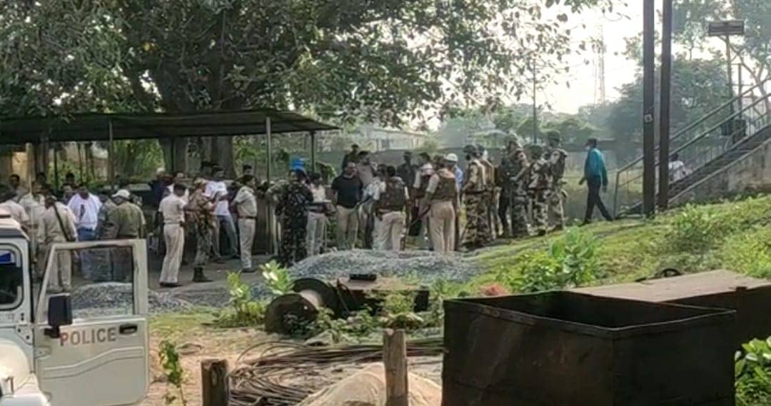 खदान के अंदर से पुलिस को निशाना बनाकर फेक रहे हैं बम, मुठभेड़ की आशंका
