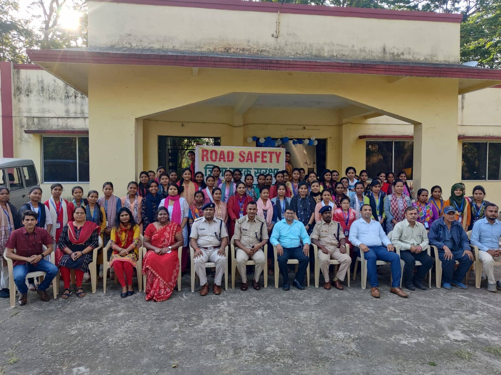 चाईबासा : सड़क सुरक्षा को लेकर महिला कॉलेज में  छात्राओ को  ट्रैफिक रूल्स तथा रोड सेफ्टी नियमों  की दी गयी जानकारी