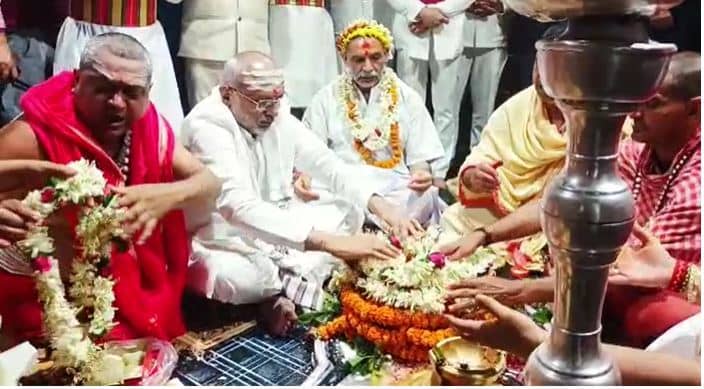 एक दिवसीय दौरे पर देवघर पहुंचे राज्यपाल सीपी राधाकृष्णन,विधि विधान से किया बाबा मंदिर में पूजा अर्चना