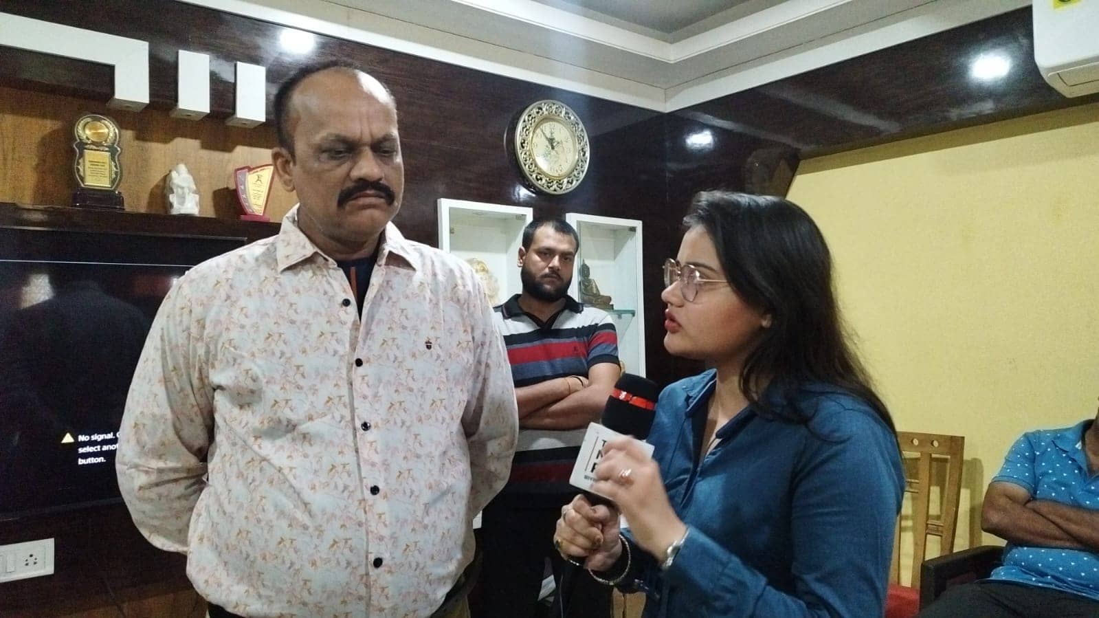 DHANBAD !! ट्रिनिटी गार्डेन मौत मामला-सवालो में पुलिस, परिवार वालों ने दिखाया फुटेज, पूछा यह कैसे हो सकती है आत्महत्या