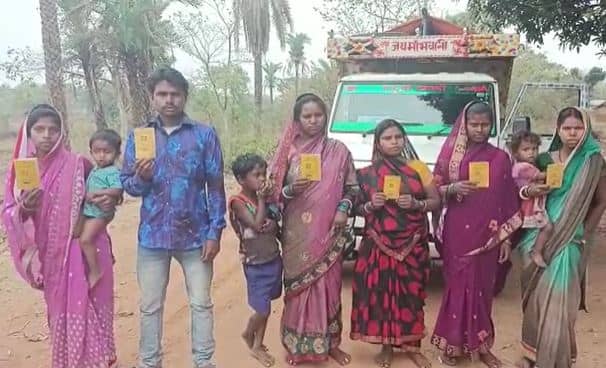 दुमका: आधार अपडेट के बहाने नहीं मिल रहा पहाड़िया जाति को 1 साल से राशन, अधिकारियों के रवैया से हैं परेशान  