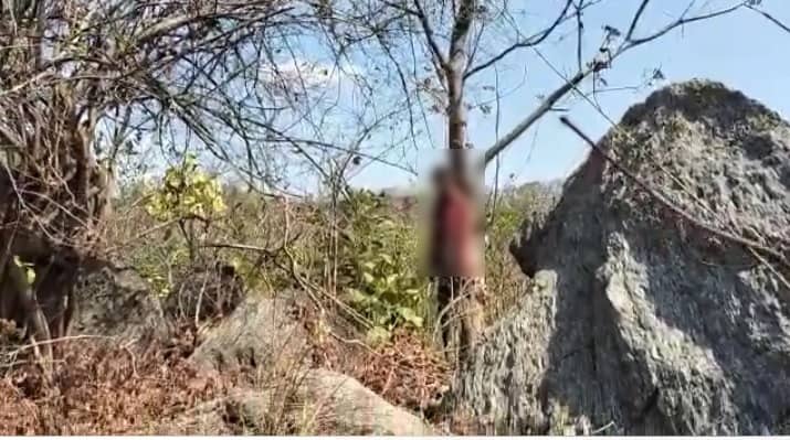 गिरिडीह: पेड़ से लटका मिला लापता युवक का शव, ग्रामीणों ने किया रोड जाम