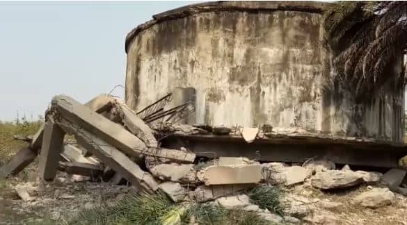 तास के पत्ते की तरह भरभरा कर जमींदोज हो गया पानी टंकी,पढ़िए पूरी खबर