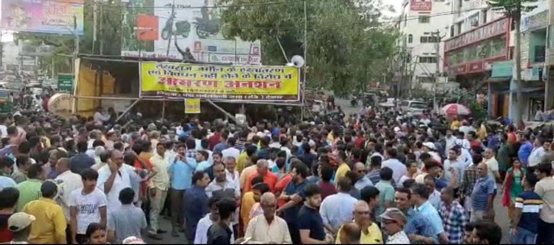 देवघर लखराज प्रकृति जमीन मामला : 10 दिनों से चली आ रही आमरण अनशन आज खत्म, sdo और sdpo ने जूस पिला कर दिया आश्वासन