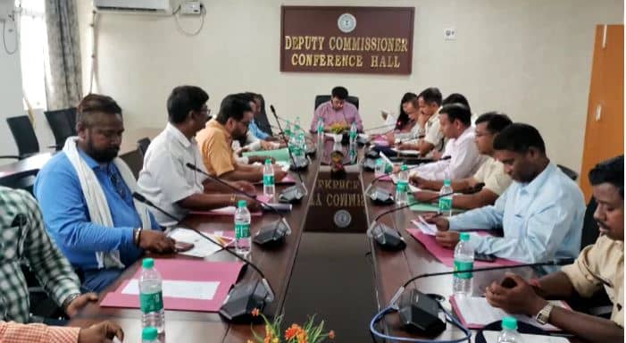 चाईबासा में जिलास्तरीय सड़क सुरक्षा समिति की हुई बैठक, पार्किंग, नो पार्किंग क्षेत्र के चिन्हांकन का दिया गया निर्देश