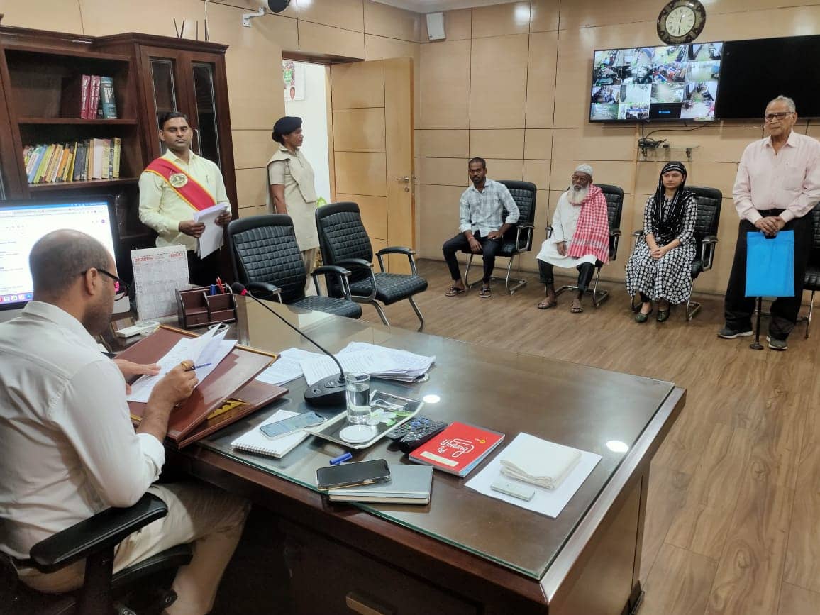 सरायढेला के दबंग जन वितरण  दुकानदार देते है कम राशन ,वसूलते है अधिक राशि ,जानिए कहा की गई यह शिकायत