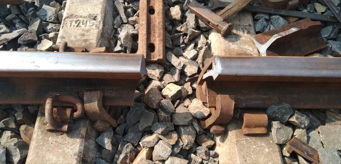 रेल की पटरी में दरार , घंटो बाधित रहा रेलगाड़ियों का परिचालन
