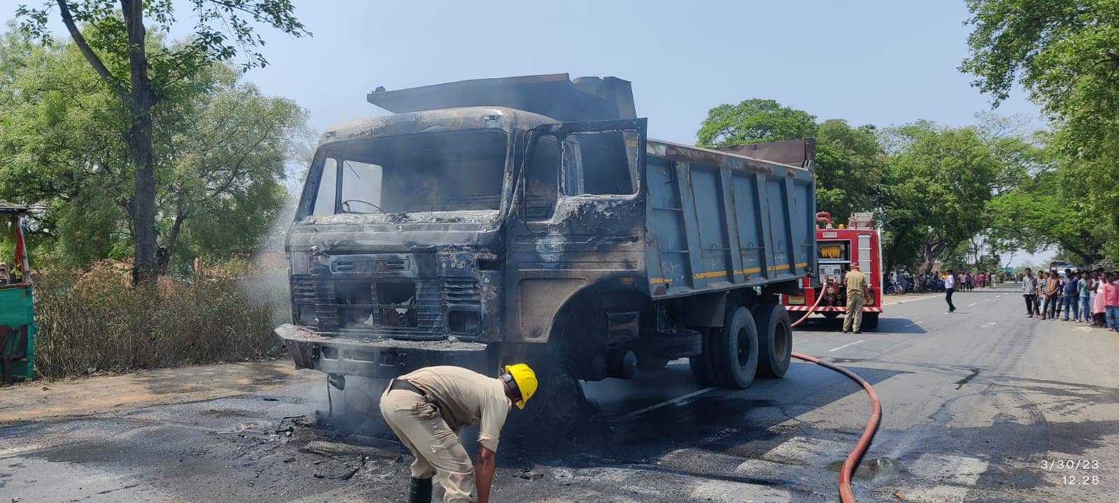 दुमका : हाईवा और बाइक की जोरदार टक्कर में हाईवा में लगी आग, बाइक सवार घायल