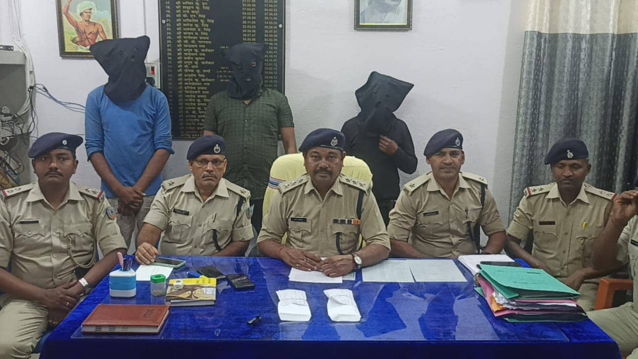 खूंटी: हाइड्रा क्रेन के साथ चालक का अपहरण, मालिक से मांगा एक करोड़ फिरौती, तीन गिरफ्तार