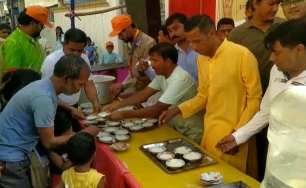 बोकारो में धूम धाम से मना महावीर जयंती, जैन मंदिर से निकाली गई प्रभात फेरी   