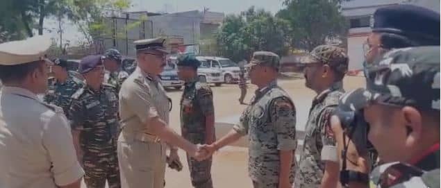 नक्सलियों की मांद में घुसकर पांच शीर्ष माओवादी को मार गिराए जाने की घटना में शामिल जवानों को डीजीपी ने किया सम्मानित