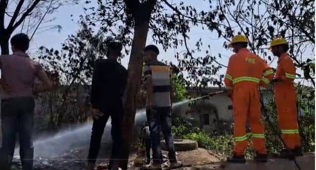 जमशेदपुर : सोनारी के प्लास्टिक गोदाम में लगी भीषण आग,लाखों का नुकसान