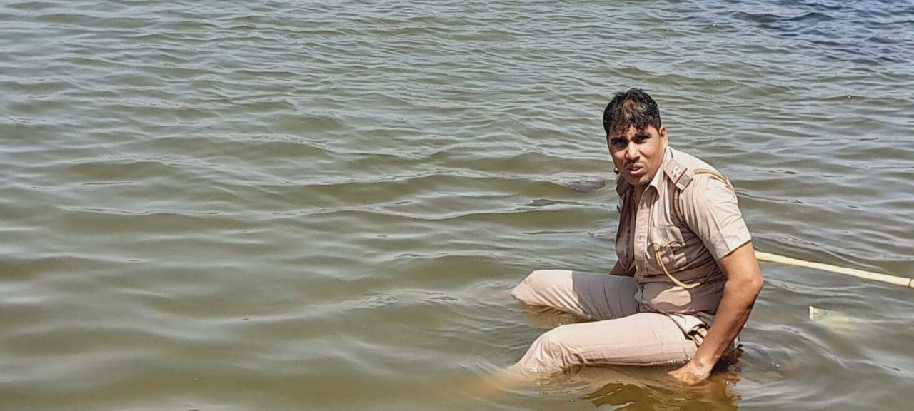 डूबते व्यक्ति को बचाने के लिए थाना प्रभारी ने पोखर में लगाई छलांग, जानिए फिर क्या हुआ 
