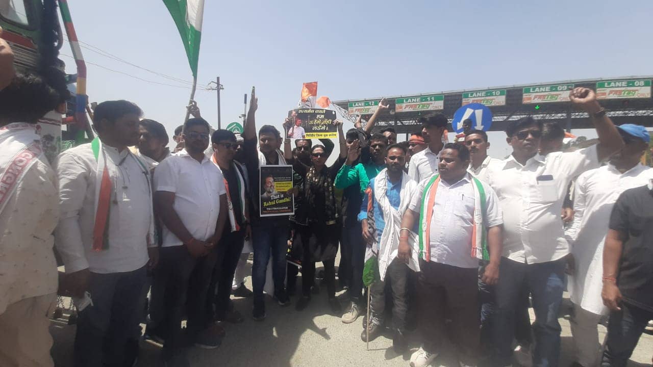 राहुल गांधी के समर्थन में गिरीडीह के कांग्रेस कार्यकर्ताओं ने किया विरोध प्रदर्शन, एक घंटे तक एनएच 19 किया जाम