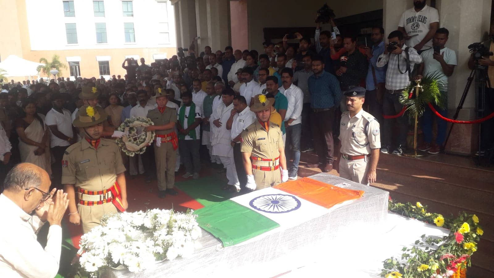 अलविदा टाइगर: 1932 नंबर वाली गाड़ी से आते थे विधानसभा,आज कंधों पर लाया गया,विधानसभा में दी गयी श्रद्धांजलि