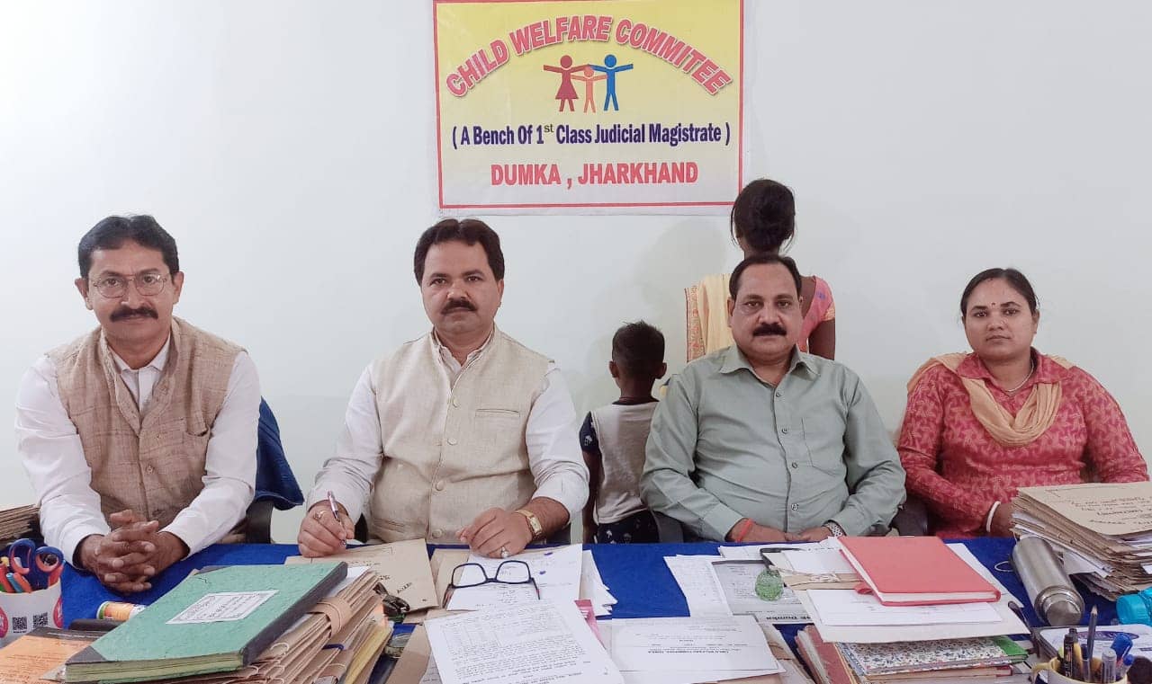 दुमका के डिसेंट स्कूल के होस्टल से भागा था 7 वर्षीय बालक, सीडब्लयूसी ने स्कूल प्रबंधन को बालक सौंपने से किया इनकार, जानिए पूरा मामला