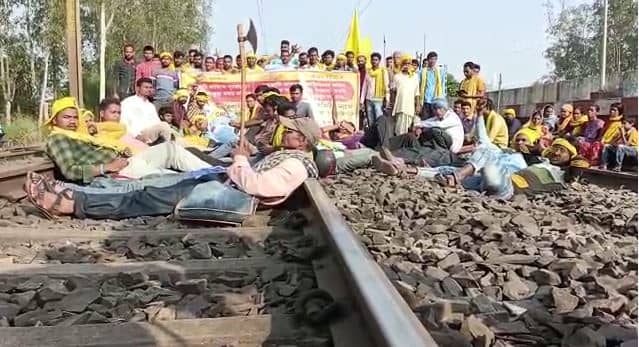 कुड़मी समाज का अनिश्चितकालीन रेल चक्का जाम चौथे दिन भी जारी, आंदोलन स्थल पर डीजे बजाकर कर रहे मनोरंजन