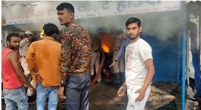 बोकारो में शॉर्ट सर्किट लगने से तीन दुकानों में लगी आग, लाखों का सामान जलकर खाक